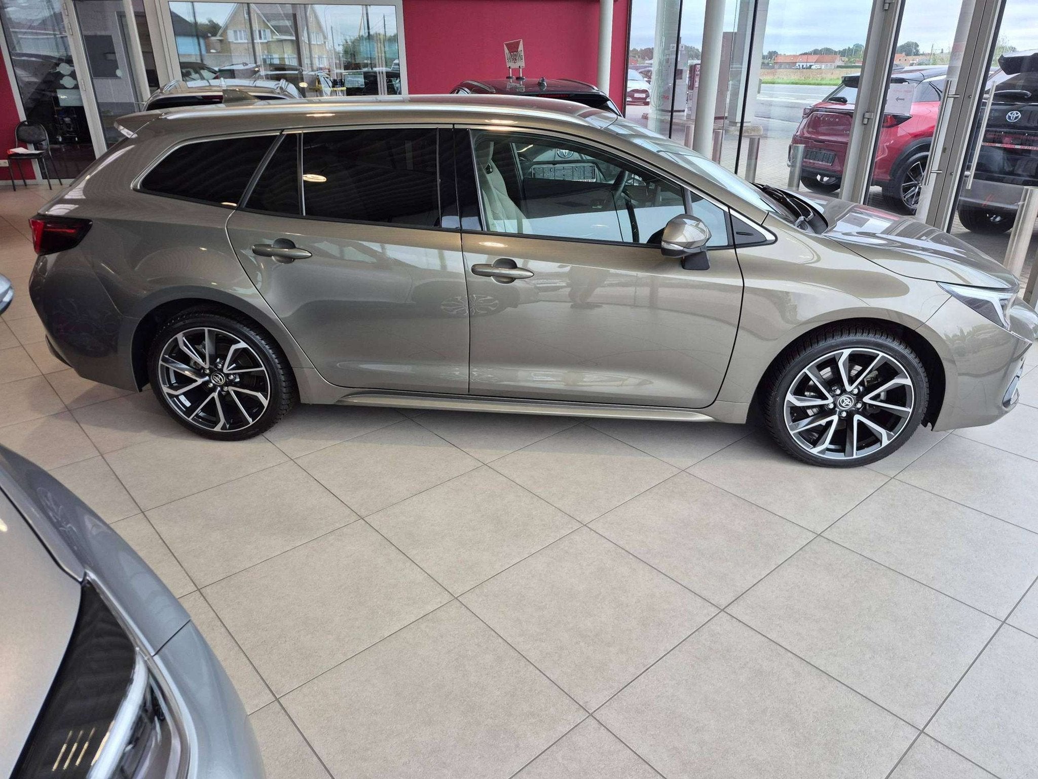 Toyota Corolla 2.0 Hybrid 196pk Premium +VOLLEDIG LEDER +Dod, Auto's, Gebruikt, 4 cilinders, Bruin, 144 kW