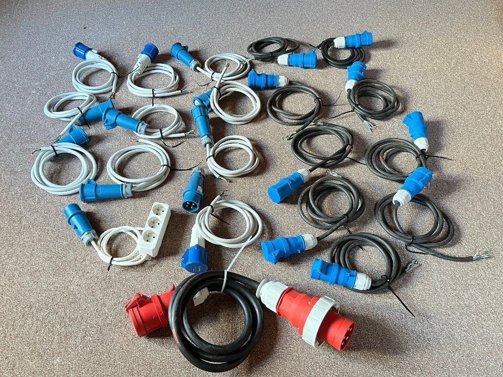 20 blauwe CEE stekkers (5€ per stuk) en rode stekker (40€), Ophalen