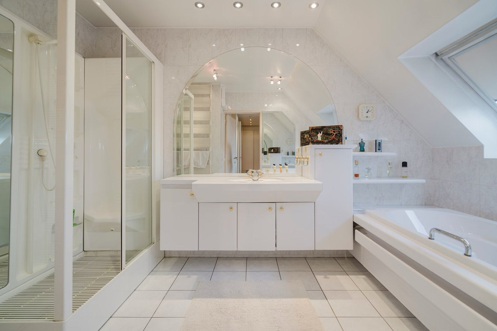 Badkamer met bad, douchecabine, lavabo, spiegel en chauffage, Ophalen, Gebruikt, Met bad