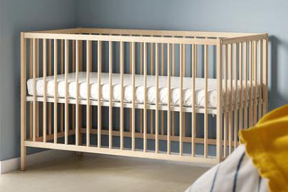 Lit bébé en bois massif IKEA avec matelas 120  x 60 cm, Enlèvement, Comme neuf, Lit