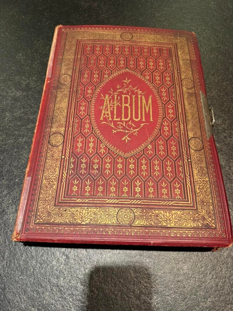 Victoriaans plakboek 19 de eeuw, Ophalen
