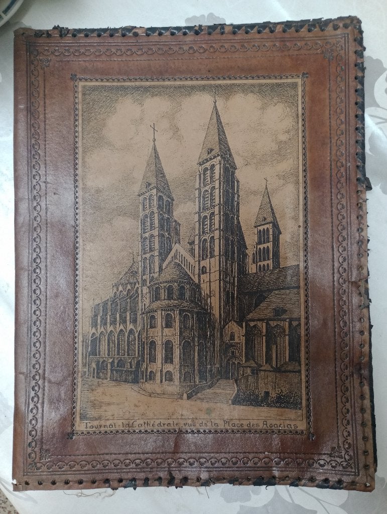 Lederen kantoorhemd met reliëf in de kathedraal van Doornik, Ophalen of Verzenden