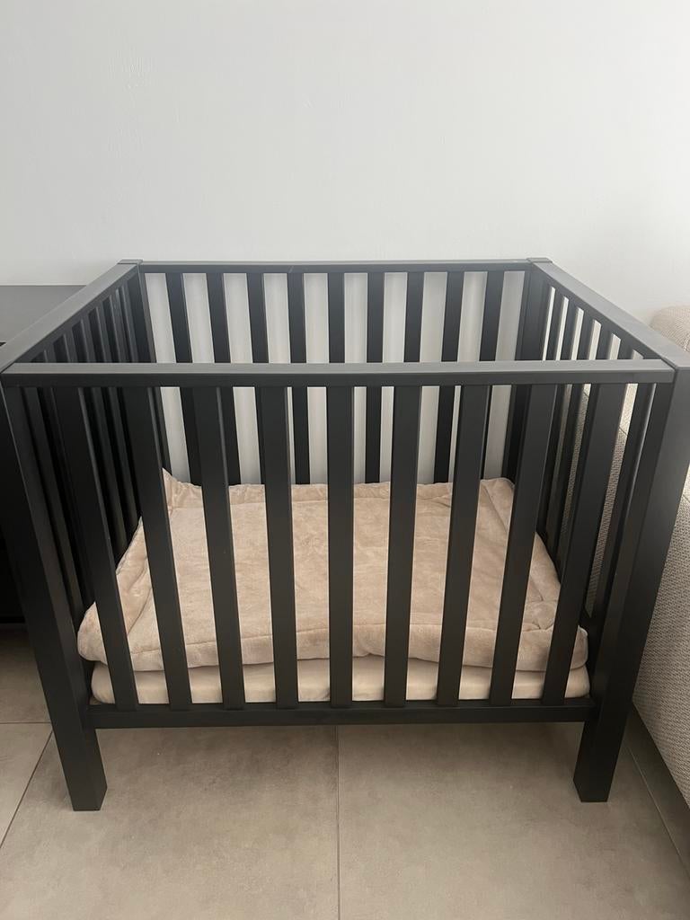 Zwarte box baby met matras en boxkleed, Kinderen en Baby's, Babyparken, Ophalen, Zo goed als nieuw, Boxkleed