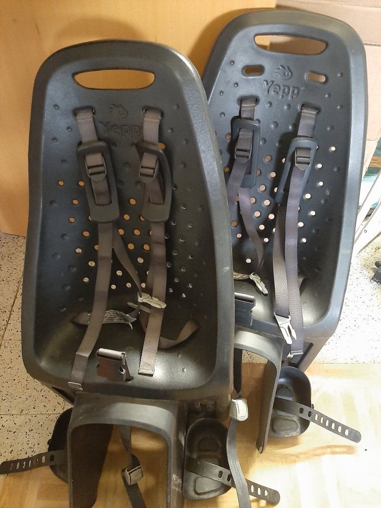 2 Thule Yepp Maxi Easy fit fietsstoeltjes, Ophalen, Gebruikt, Thule Yepp, Voetsteuntjes