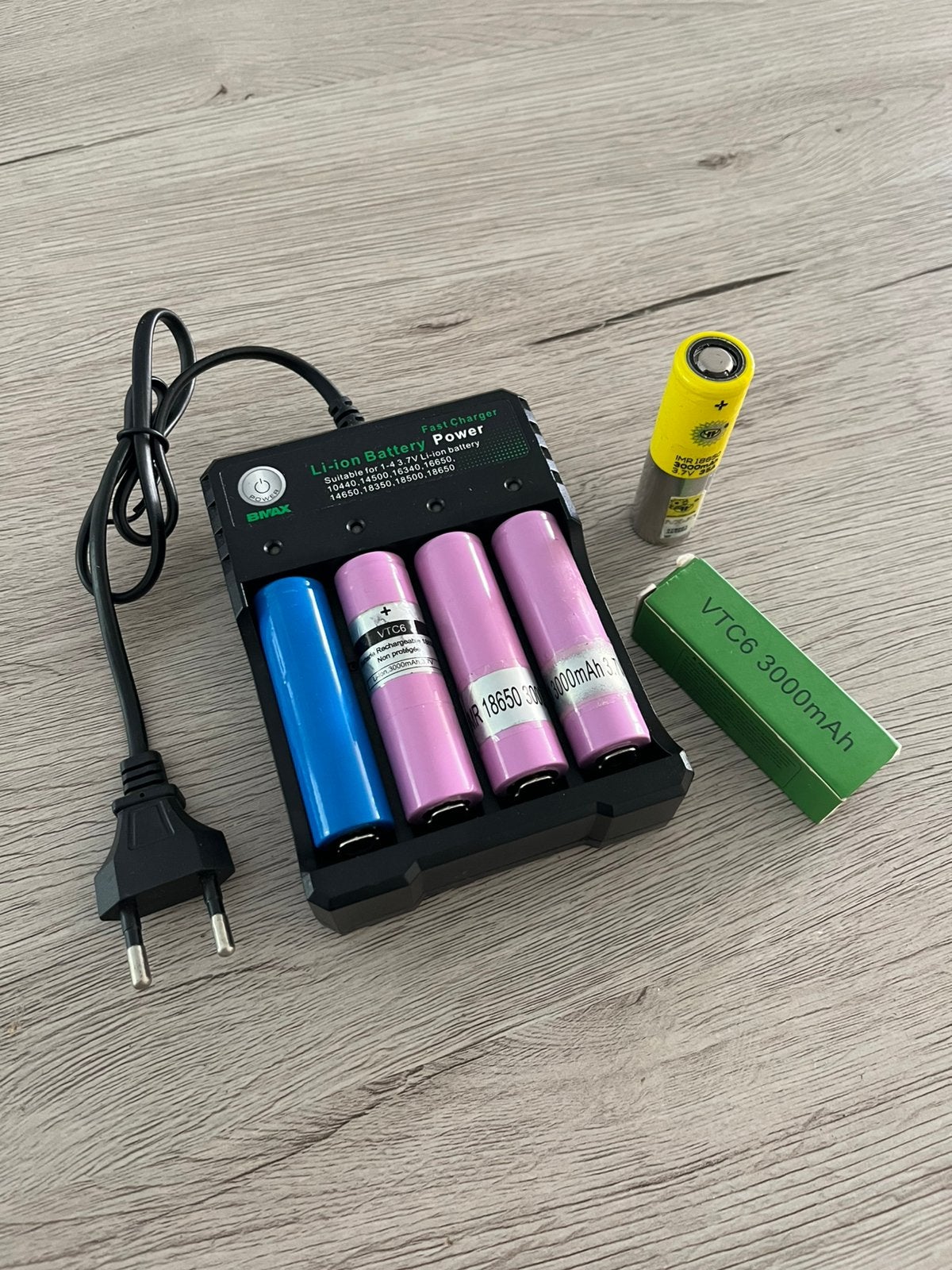 5 piles rechargeables et un joli chargeur intelligent, Enlèvement ou Envoi, Utilisé
