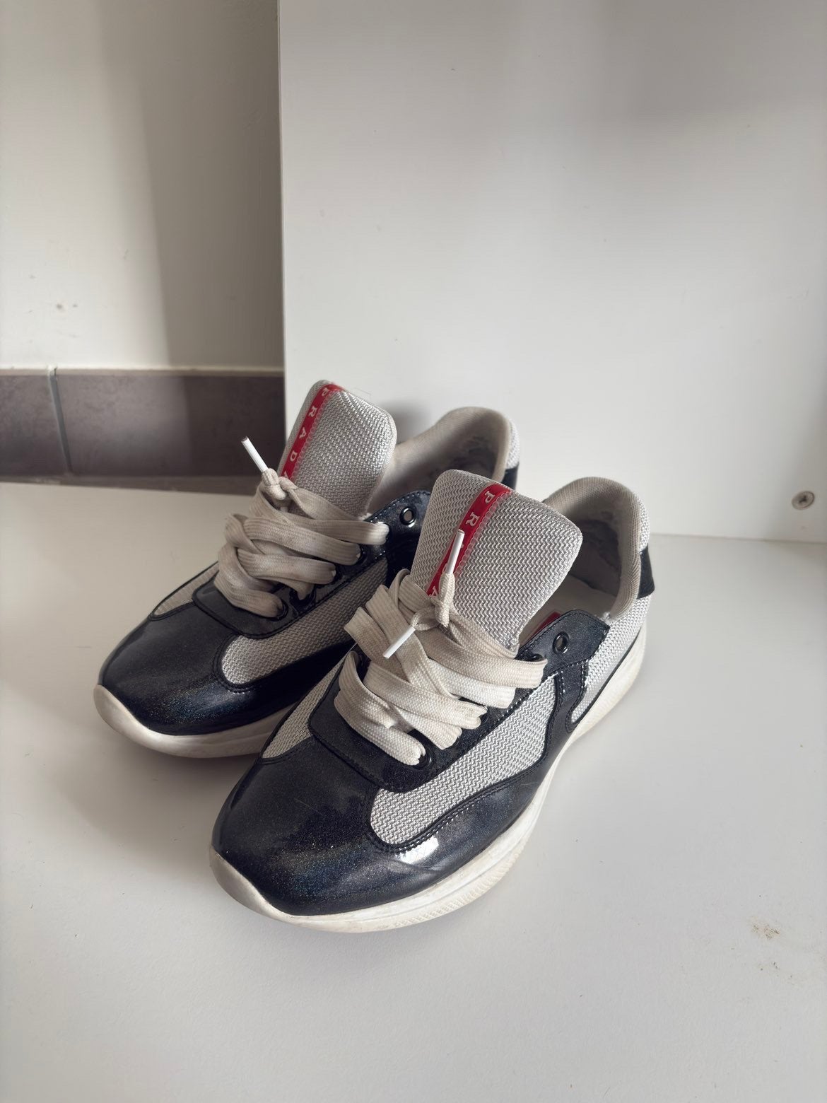 Gobelets Prada, Envoi, Porté, Noir