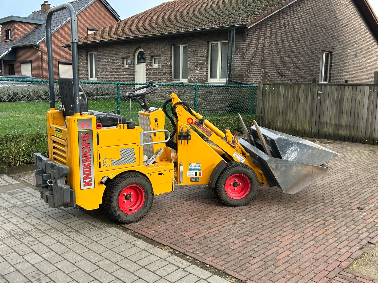 Knikmops 85, Ophalen, Wiellader of Shovel