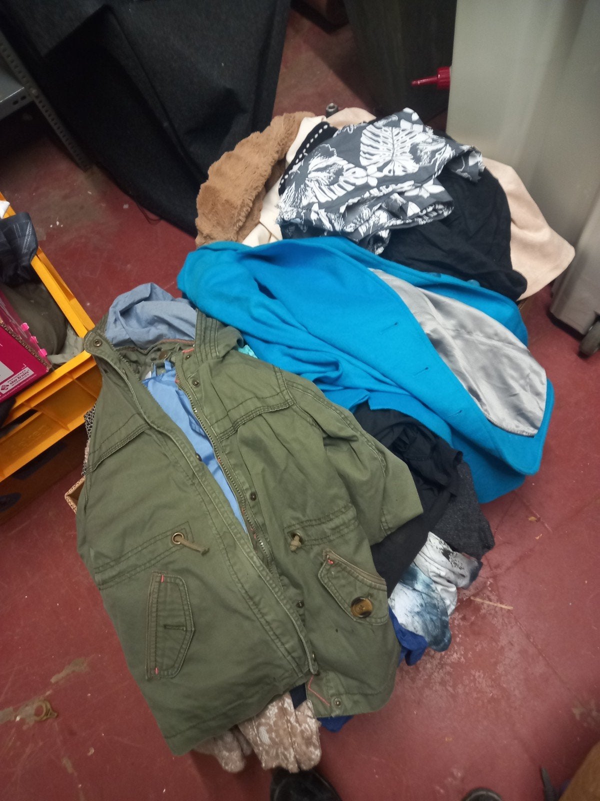 2 caisse de vetement femme melanger veste , jupe et divers, Enlèvement