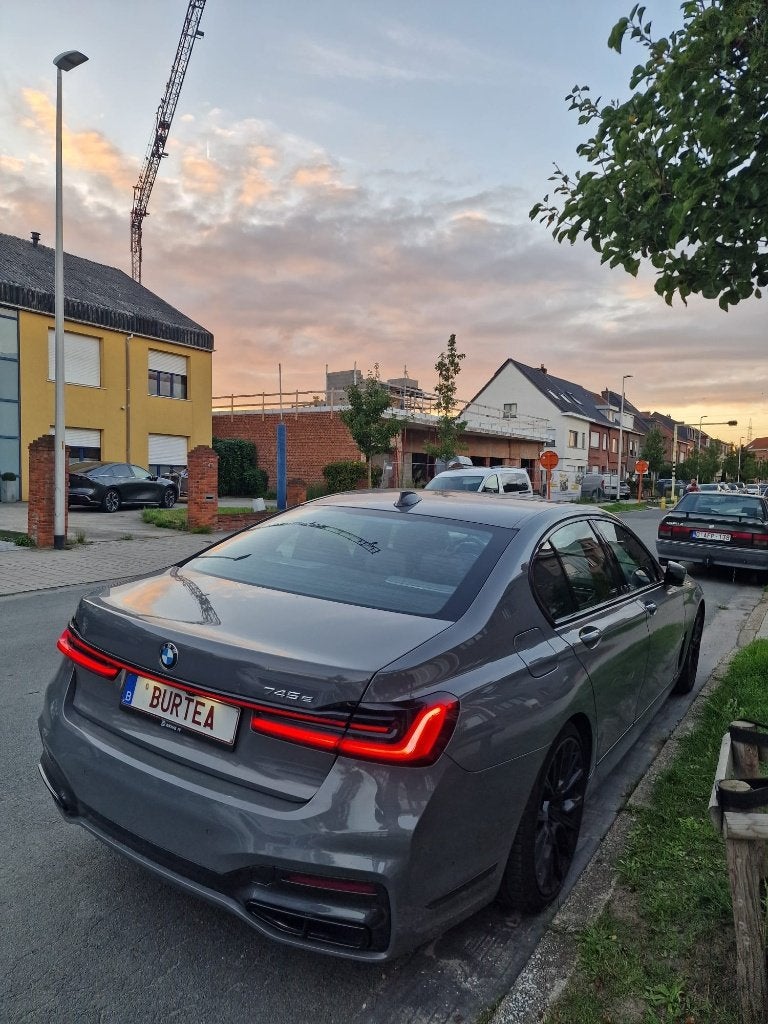 BMW 745e G12 individual kleur H&K , lasser + sleutel digital, Auto's, Automaat, Euro 6, 7 Reeks, Bruin
