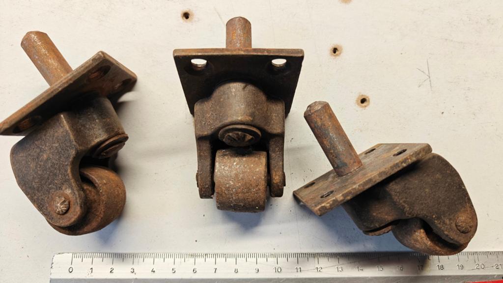 3 ijzeren wieltjes. Vermoedelijk van piano., Antiek en Kunst, Ophalen of Verzenden