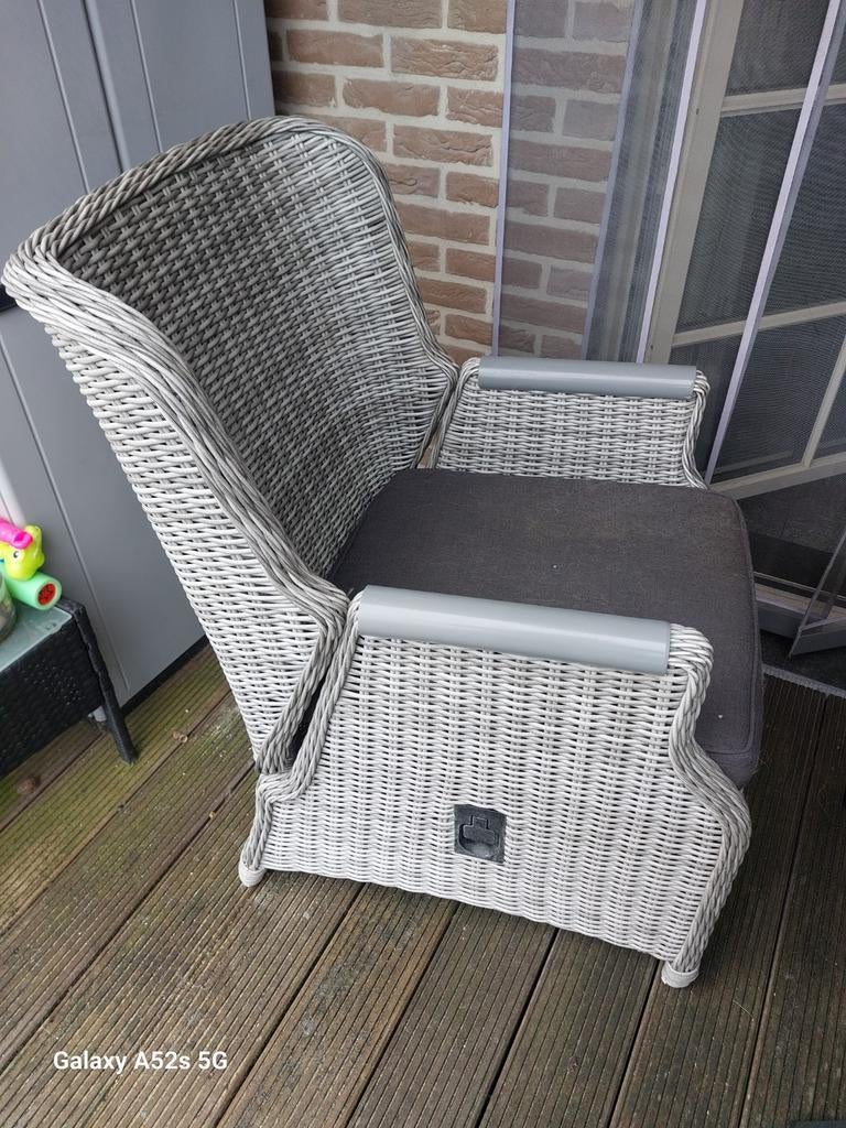 Rieten buiten stoel degelijk, Ophalen