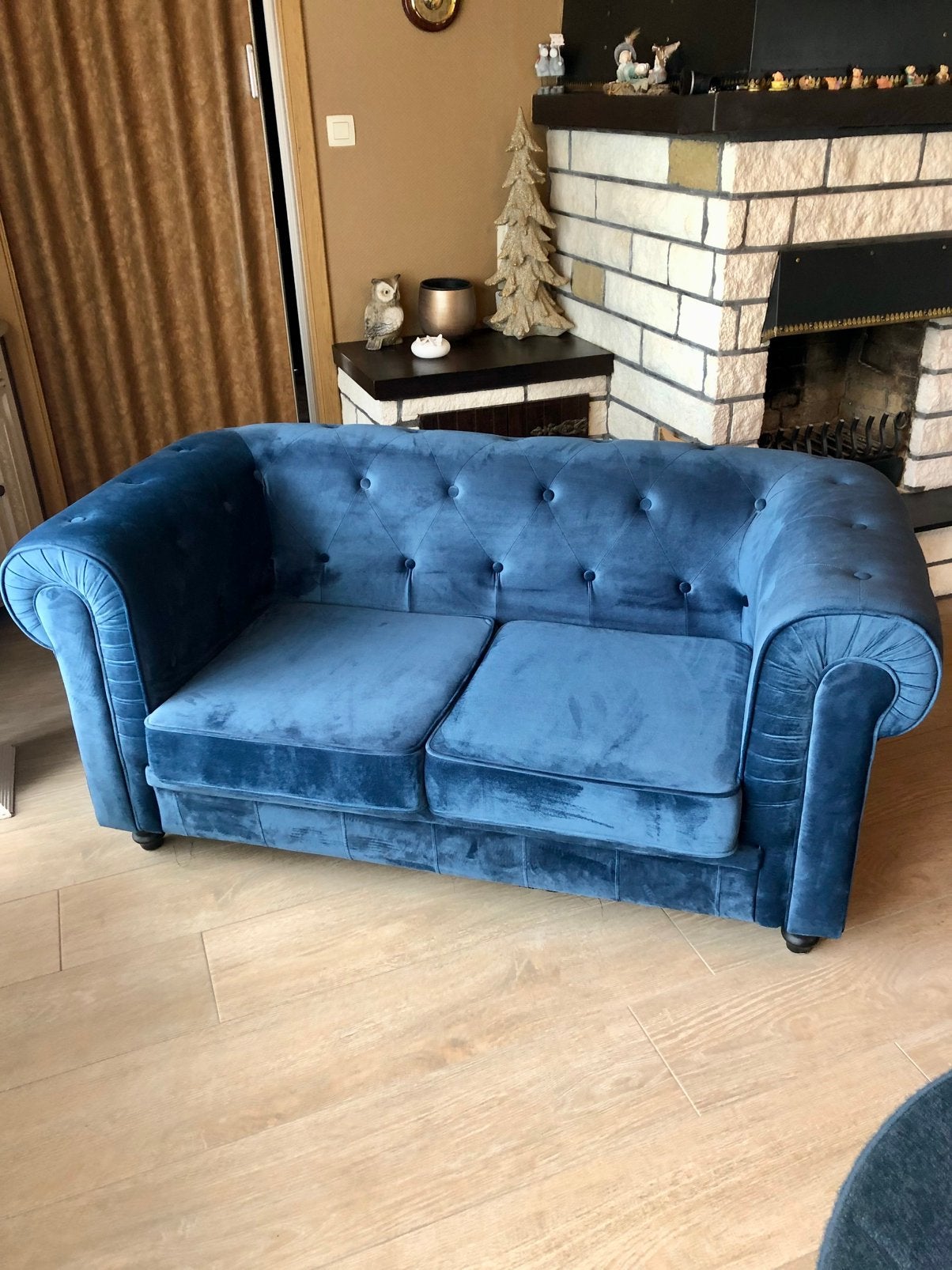Canapé biplace en velours bleu à vendre., Maison & Meubles, Canapés | Sofas & Chaises Longues, Enlèvement, Comme neuf, Bois