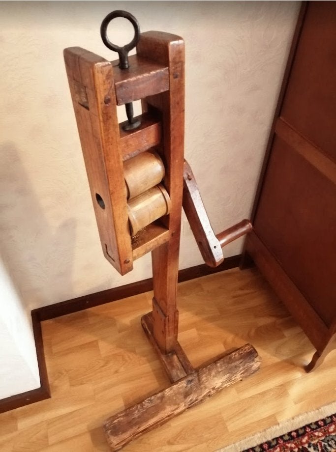Antieke houten stropletter / Hoedenmakerij, Ophalen