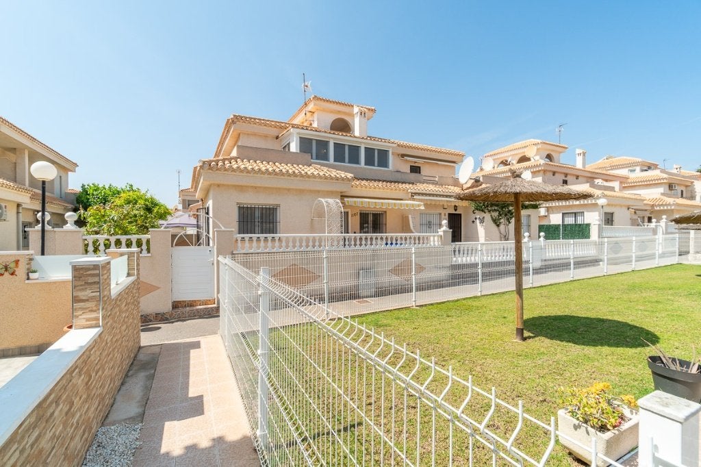 MAISON D’ANGLE AVEC VUE PISCINE À VENDRE À PLAYA FLAMENCA, Immo, Étranger, Orihuela Costa, Maison d'habitation, 2 pièces, Espagne