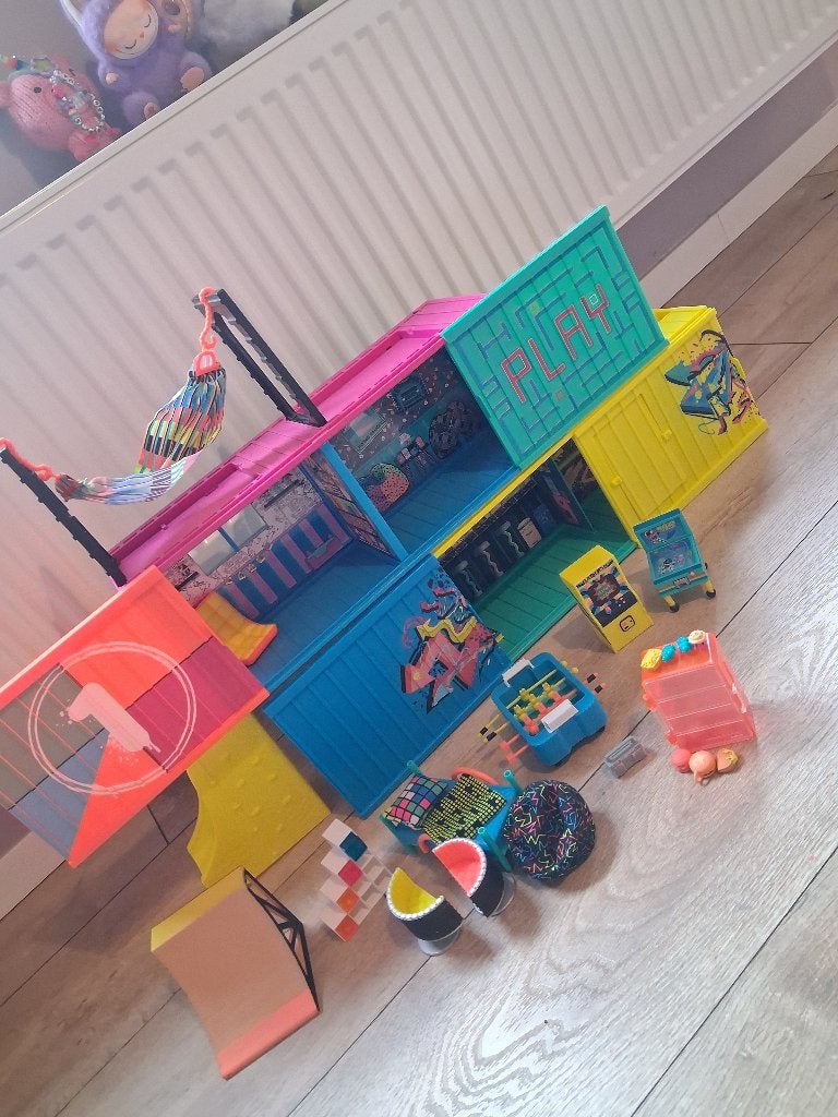 LOL clubhouse + 2 popjes en accesoires, Ophalen, Gebruikt, Poppenhuis