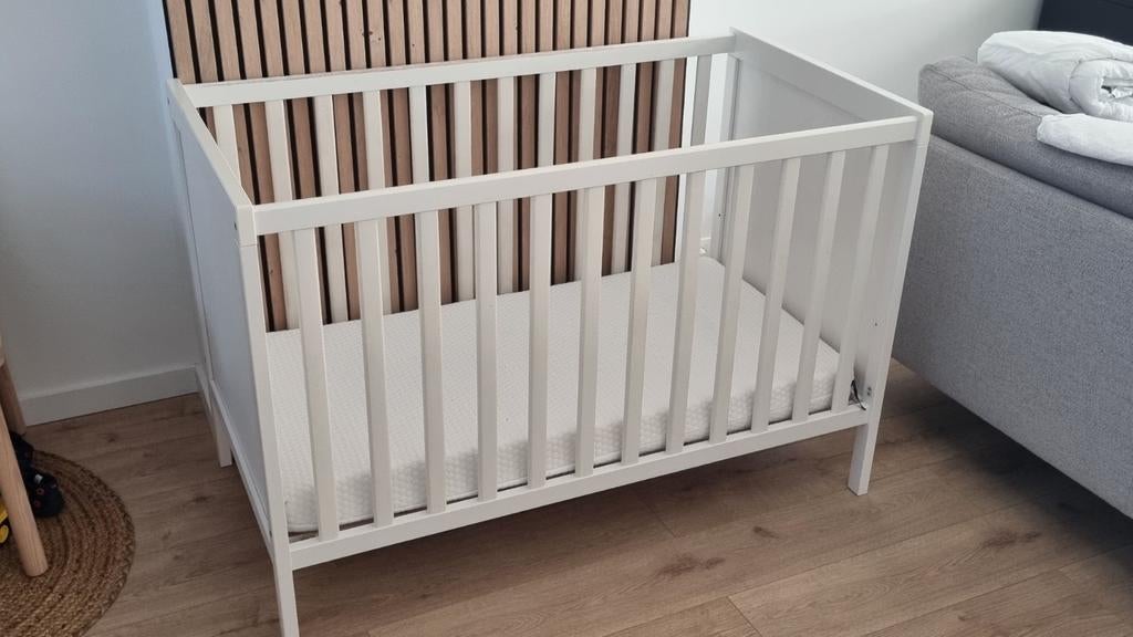 Lit bébé ikea + matelas aerosleep + linges de lit., Enlèvement, Lit