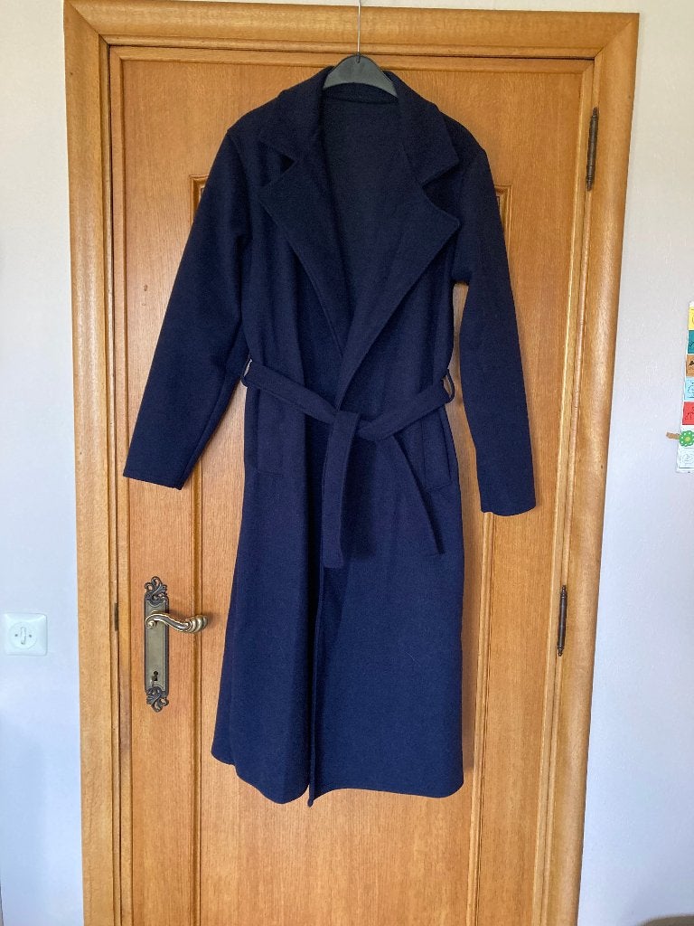 Donkerblauwe jas geen rits, geen knopen, enkel lint, Kleding | Dames, Jassen | Winter, Ophalen of Verzenden, Zo goed als nieuw