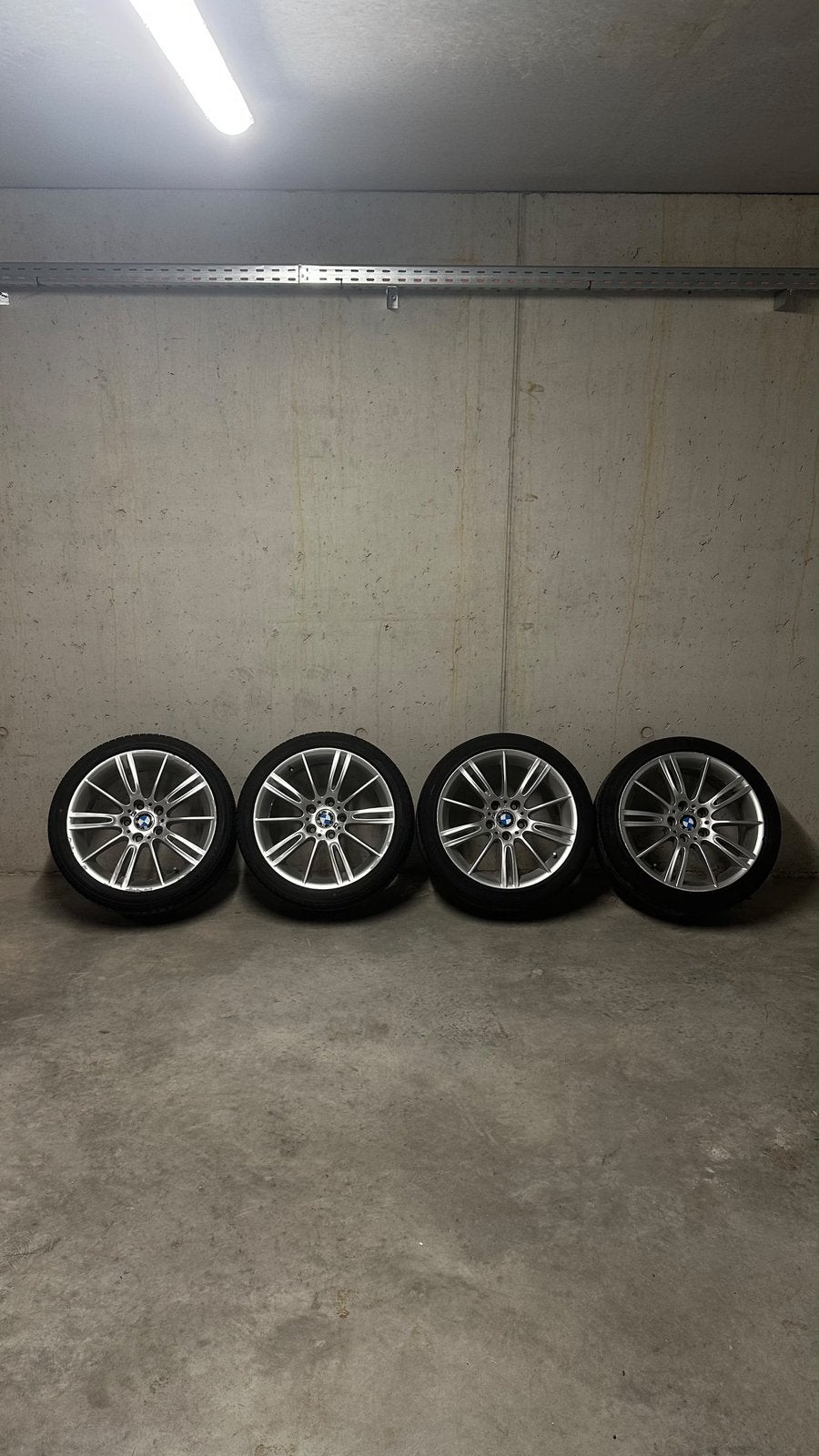 Jantes BMW 193M d'origine avec de bons pneus d'été, Enlèvement, Pneus été, Jante(s)