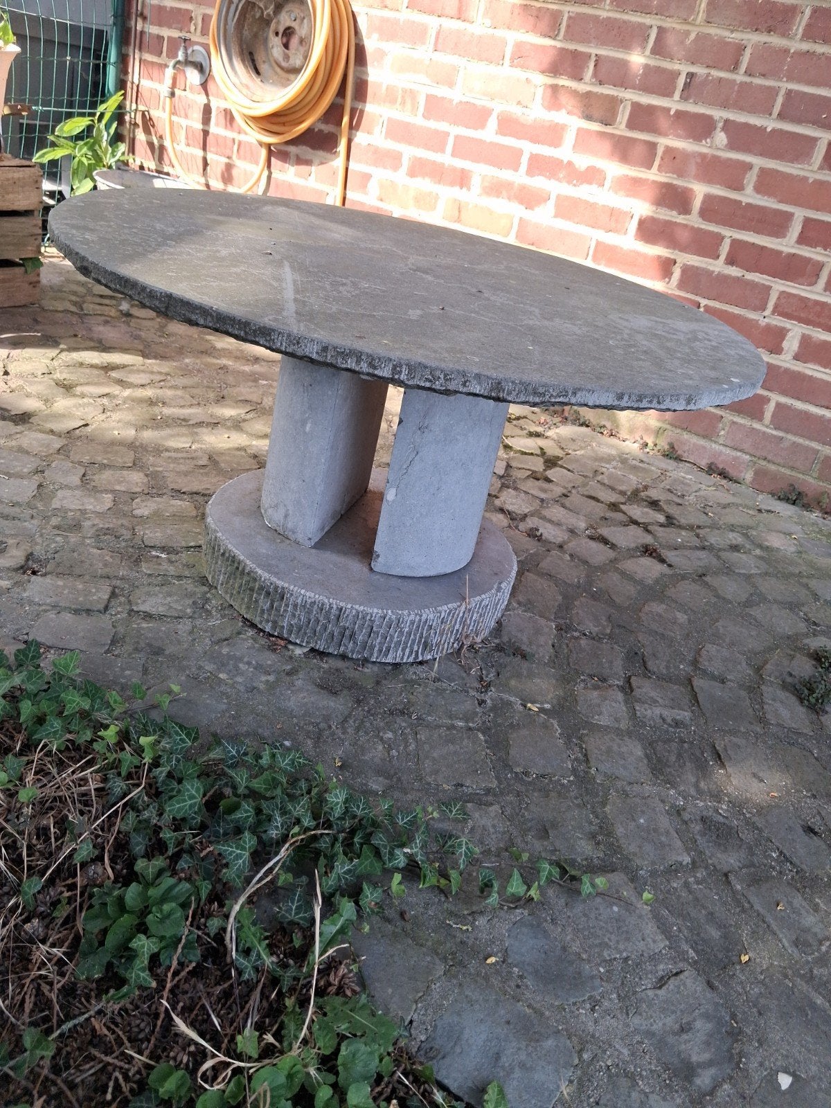 table de jardin artisanale en pierre bleu (petit granit), Enlèvement, Comme neuf