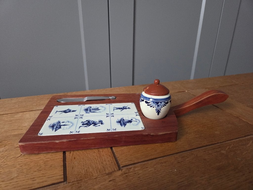 Vintage kaasplank met Delfts blauw, kaasmes en sauspotje, Ophalen