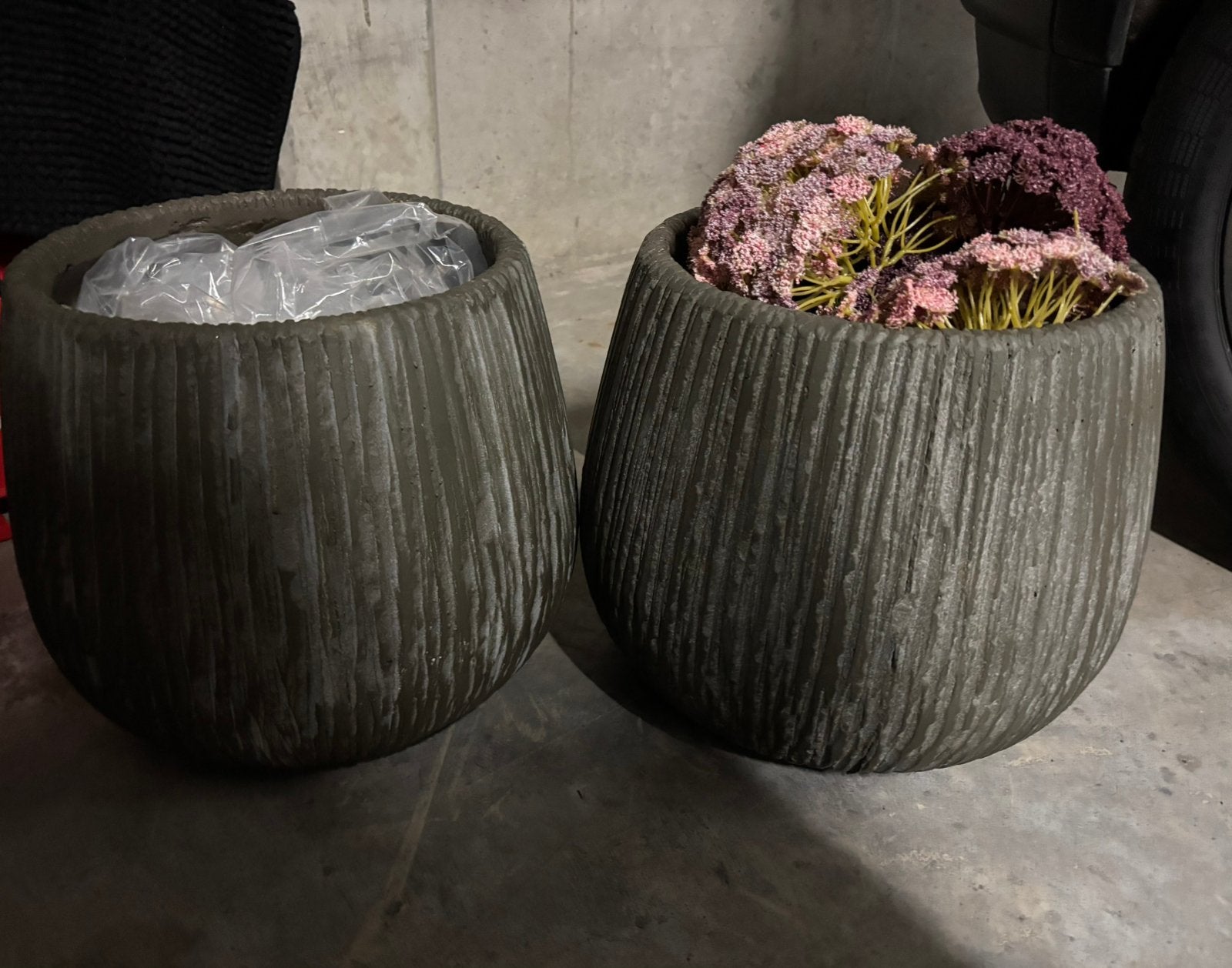 Grijs bruine bloempotten 2stuks van aardewerk, Enlèvement, Comme neuf, Poterie, Intérieur