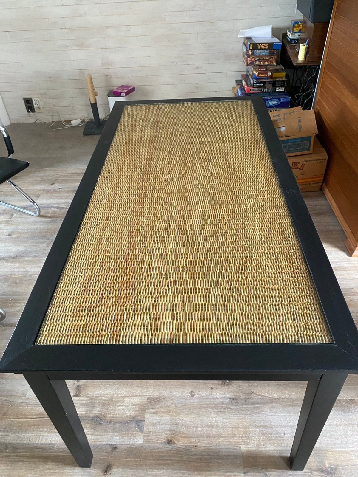 Table en teck noir avec du bois lisse et du rotin, 150 à 200 cm, Cinq personnes ou plus, Comme neuf, Enlèvement