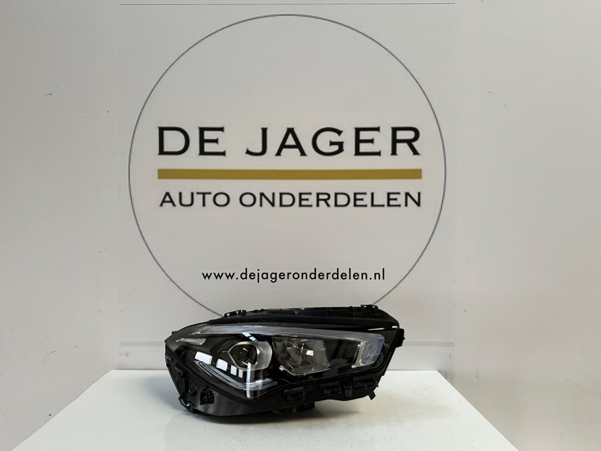 Phare avant droit LED haute perforation pour MERCEDES CLA W1, Mercedes-Benz AG, Mercedes-Benz, Utilisé, Mercedesstrasse 120
70372  Stuttgart, DE