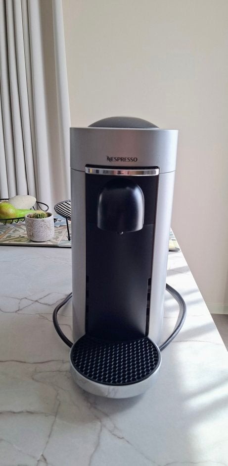 Machine à café Nespresso Vertuo plus, Réservoir d'eau amovible, Dosettes et capsules de café, Utilisé, Enlèvement