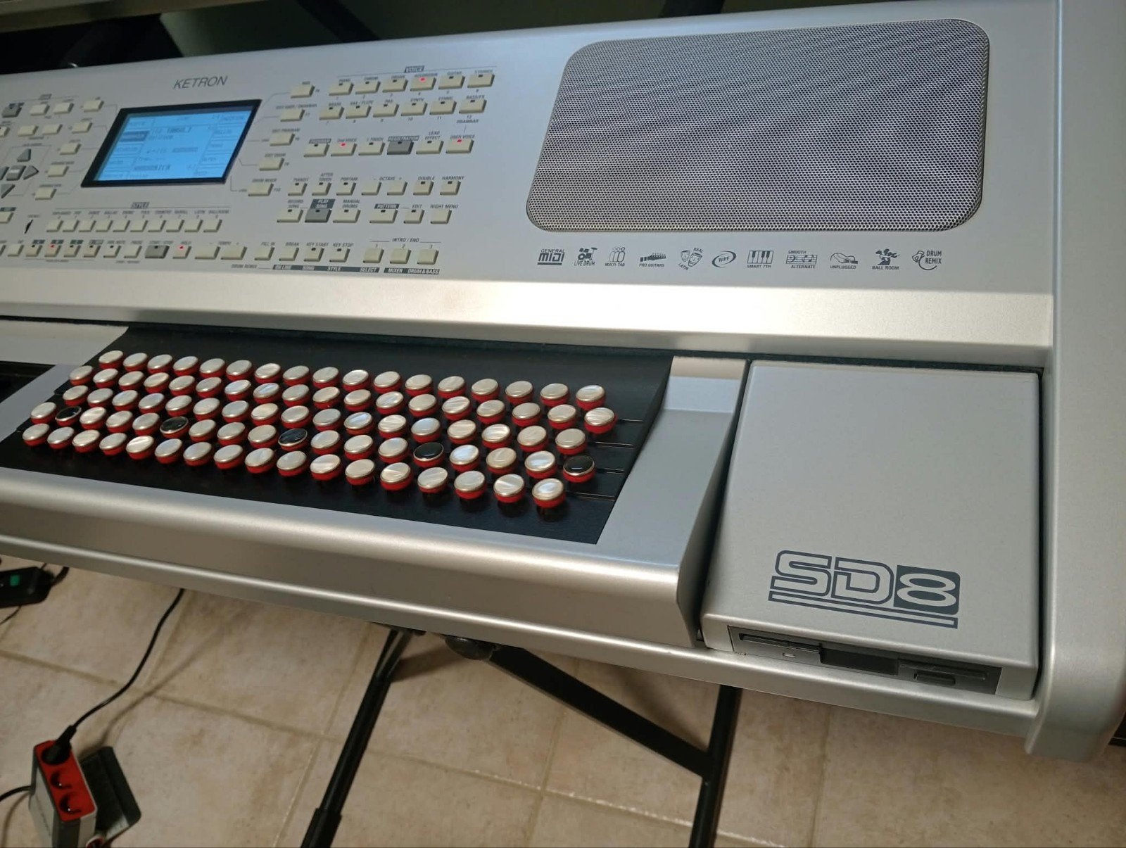 ketron sd8 Do 2 basses belge, Muziek en Instrumenten, Ophalen, Met standaard