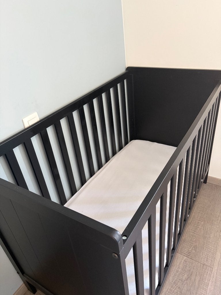 Ledikant bedje mat zwart, inclusief aerosleep matras, Enfants & Bébés, Chambre d'enfant | Lits, Moins de 70 cm, Comme neuf, Moins de 140 cm