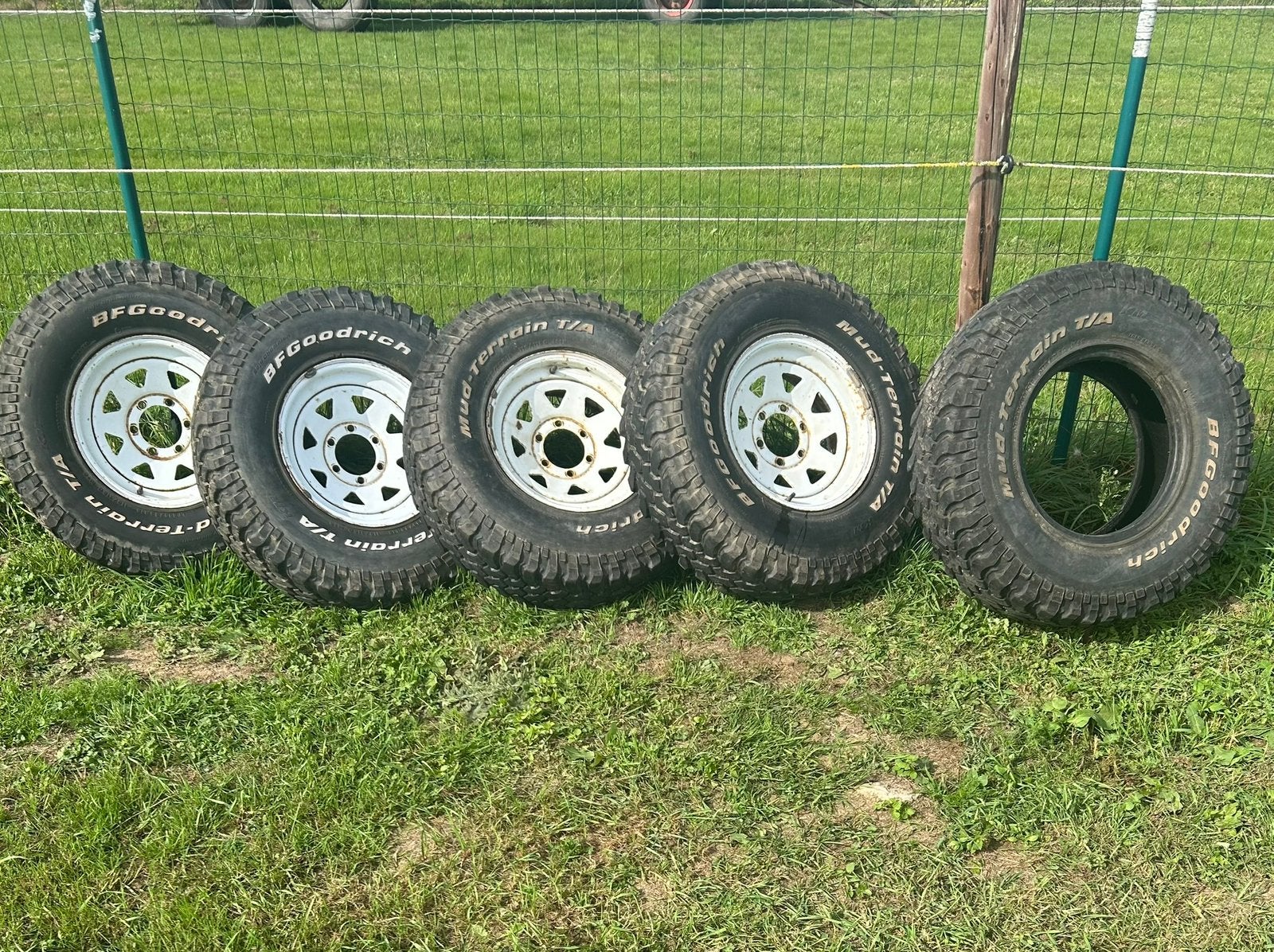 5 Bfgoodrich mud-terrain 255/85r16 Op 4 witte Mangels, Pneus et Jantes, 16 pouces, Autre, Enlèvement