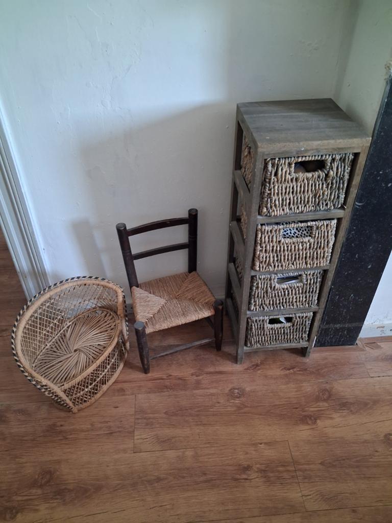 Rieten kastje en poppenstoeltjes, Enlèvement