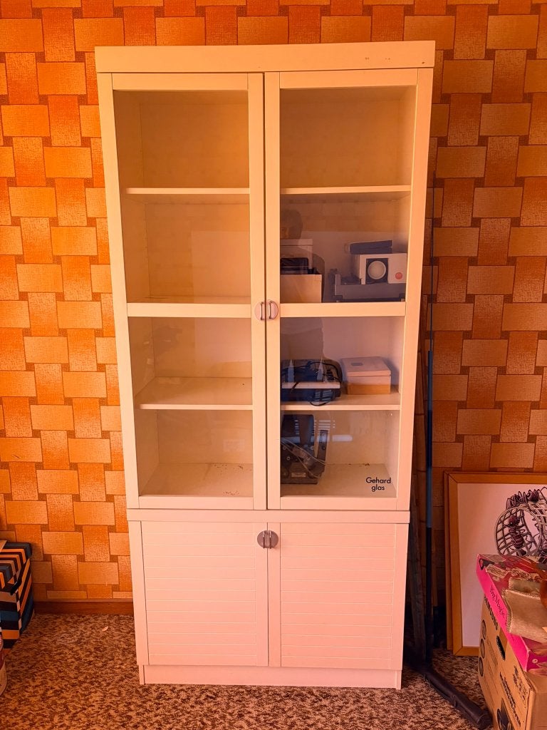 Witte vitrinekast met glazen deuren, Huis en Inrichting, Ophalen, Gebruikt, 50 tot 100 cm, Glas