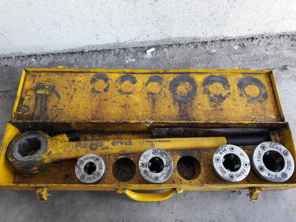 Rems Eva set draadsnij-ijzer snijkoppen rechtse draad/koppen, Doe-het-zelf en Bouw, Gereedschap | Handgereedschap, Ophalen, Gebruikt