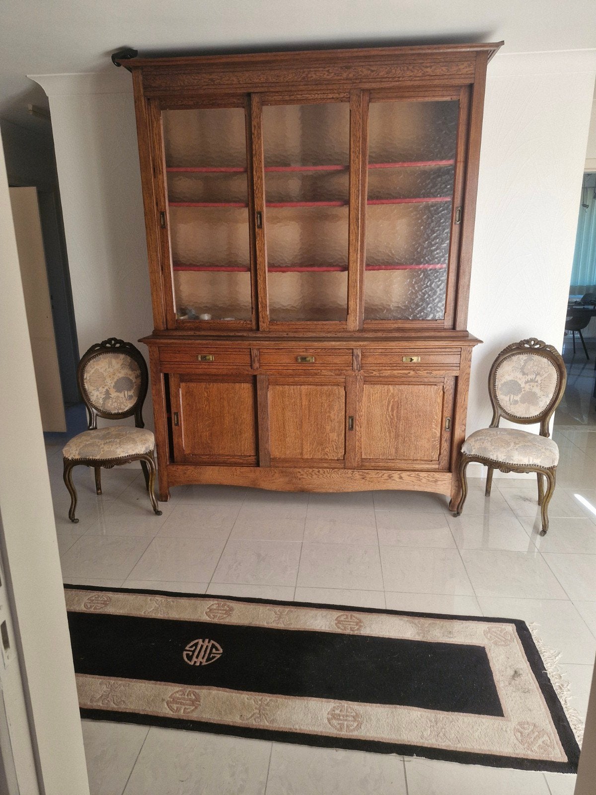 Twee antiek stoelen, Ophalen