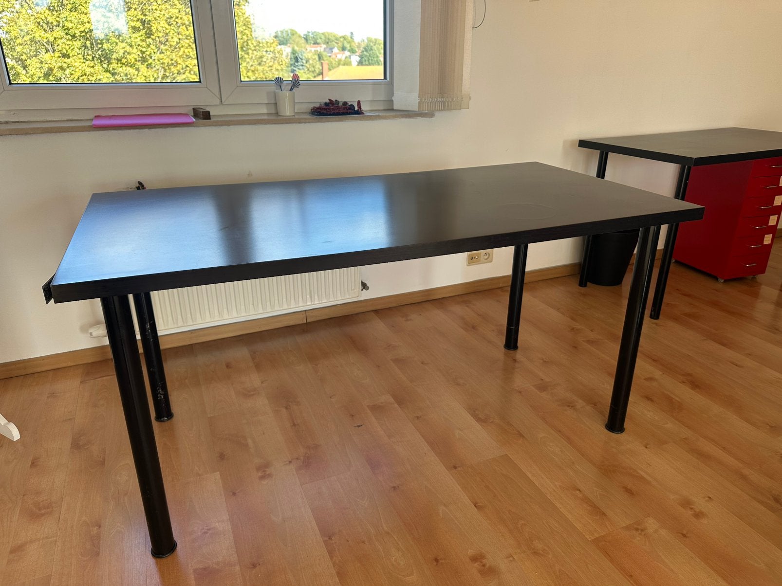 Table noire ikea réglables en hauteur, Maison & Meubles, Enlèvement, Utilisé, Cinq personnes ou plus