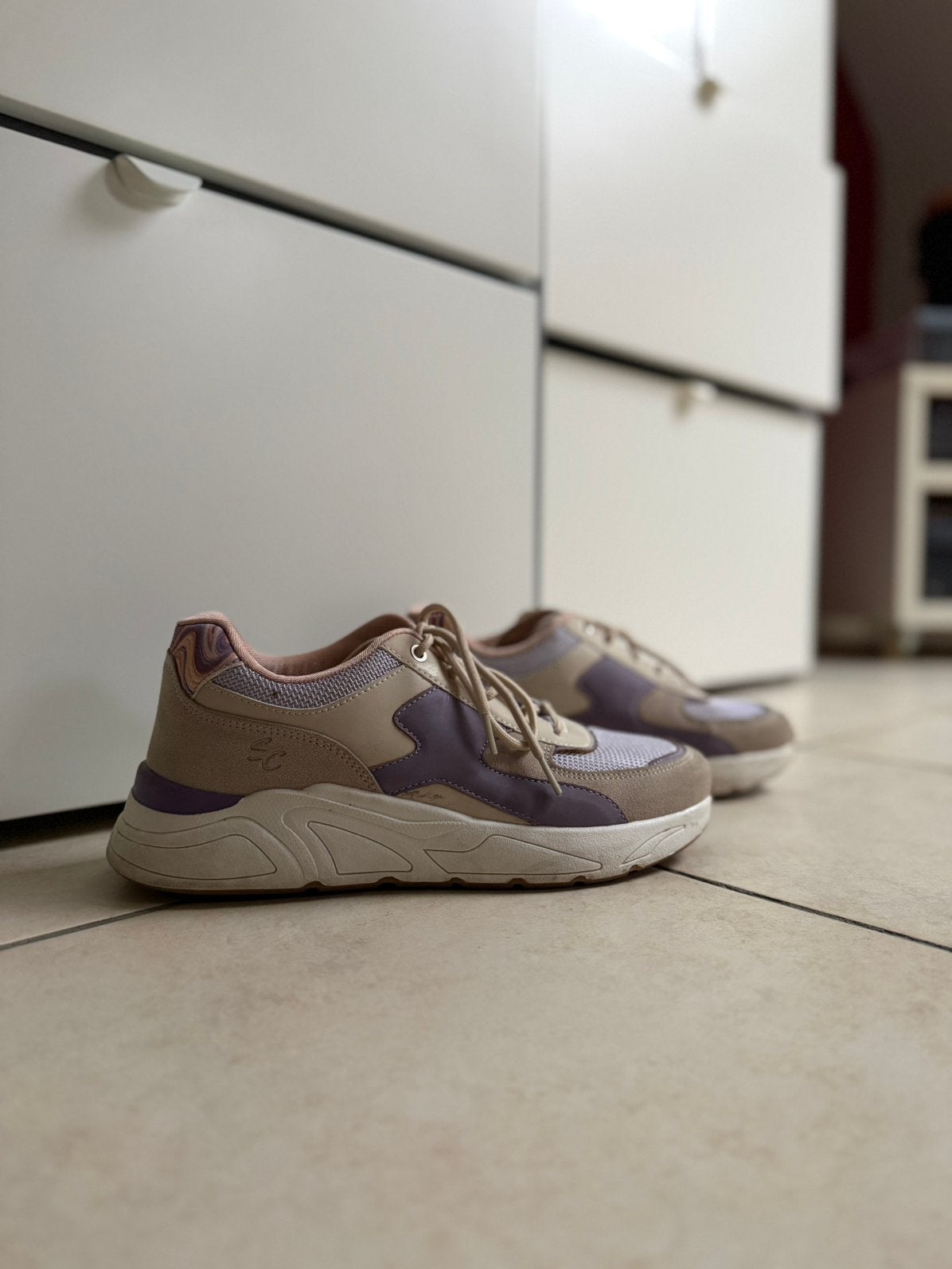 Beige sneakers met paars, Kleding | Dames, Beige, Ophalen of Verzenden, Sneakers, Gedragen