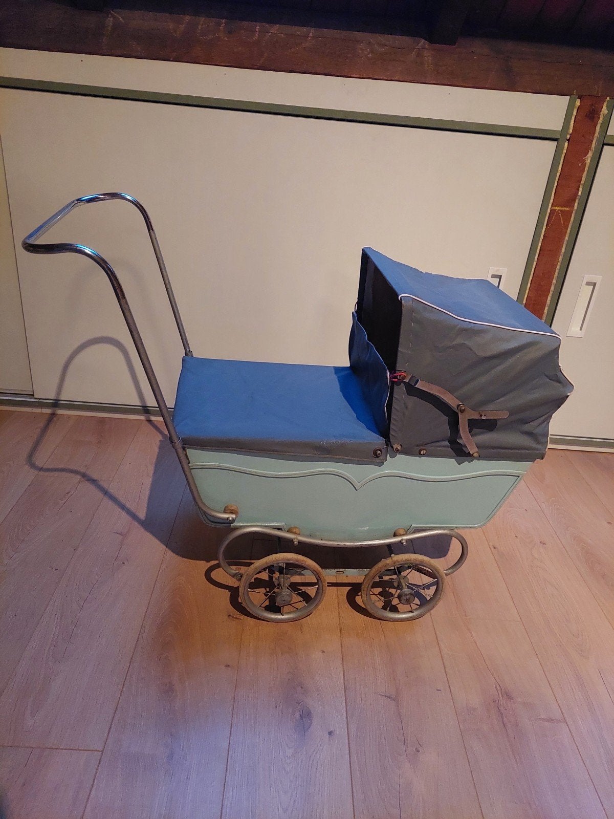 Antieke poppenwagen, Enlèvement