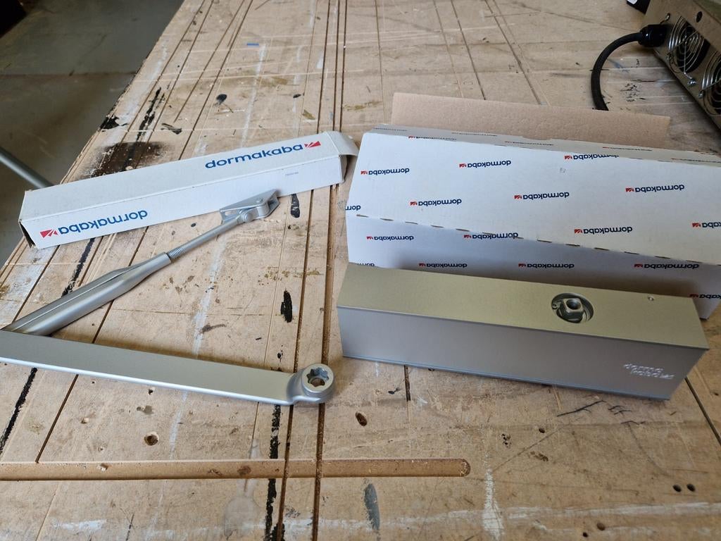 Deurdranger dormakaba, Doe-het-zelf en Bouw, Ophalen, Nieuw, Met statief