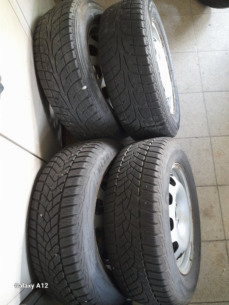 4 winterbanden met velg 215/65 R16, Autos : Pièces & Accessoires, Pneus et Jantes, Pneus hiver, Véhicule de tourisme, Enlèvement