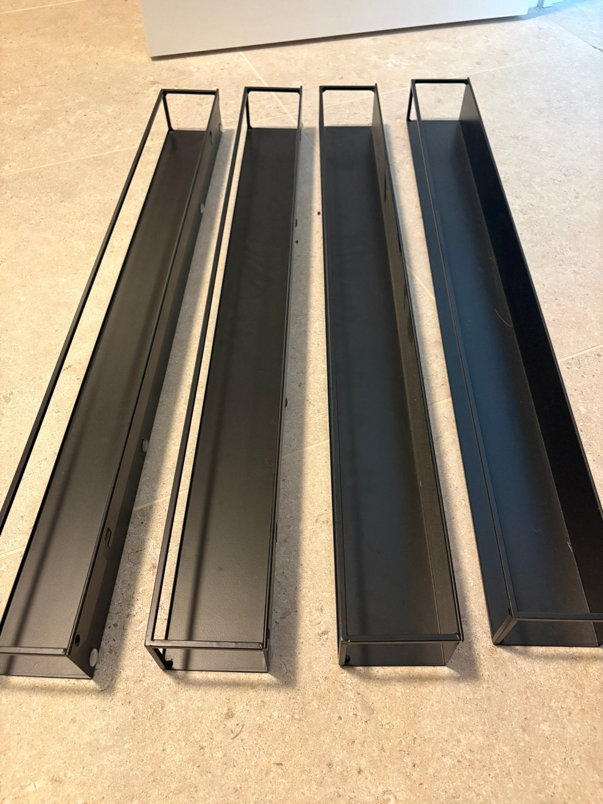 Fijne zwarte metalen rekjes (4x) 80(b)x8(h)x6(d) goede staat, Enlèvement, Utilisé