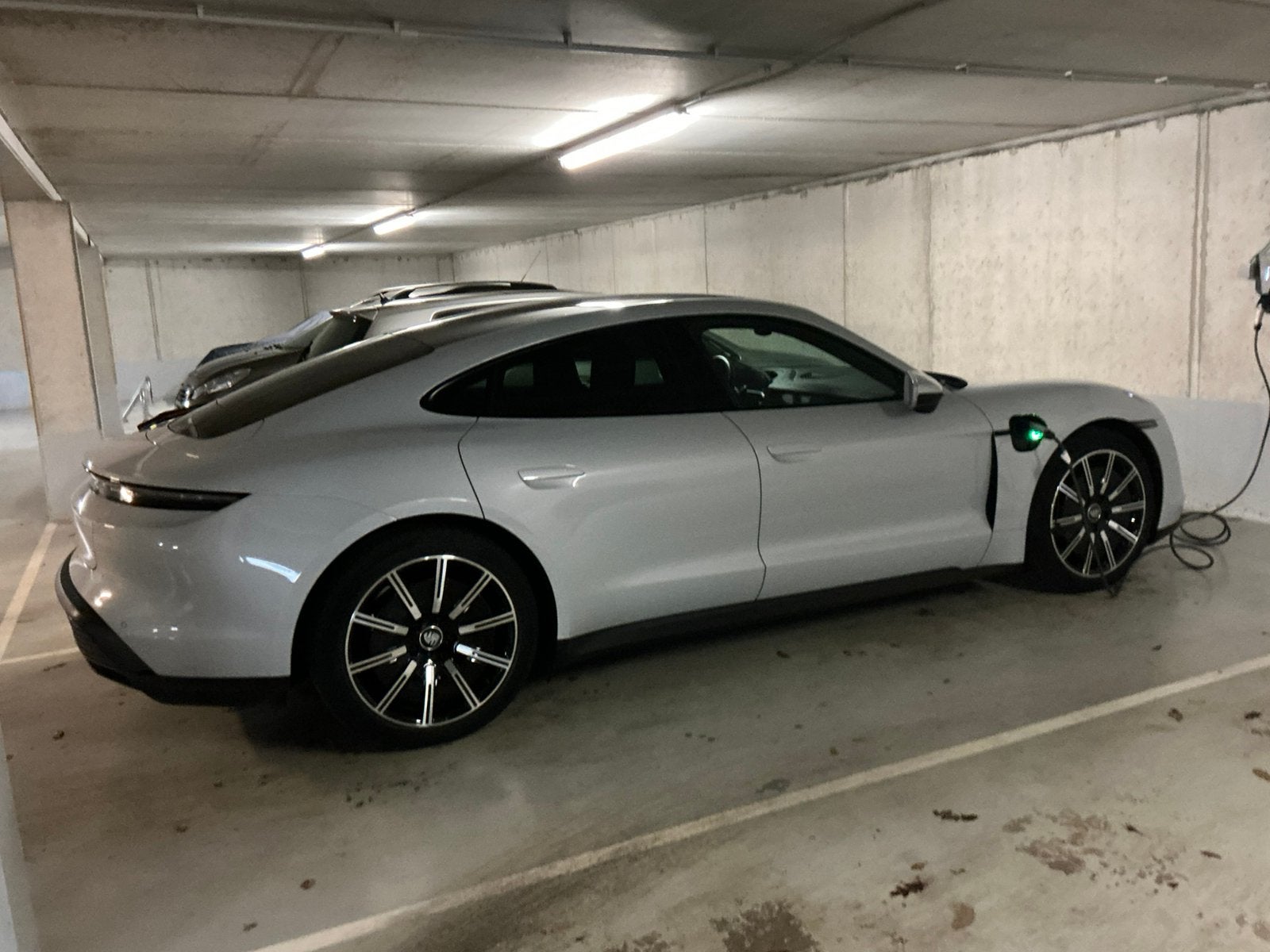 Porsche Taycan - 2022 - Gris glacier métallisé - cuir noir, Autos, Cuir, Argent ou Gris, Achat, Noir