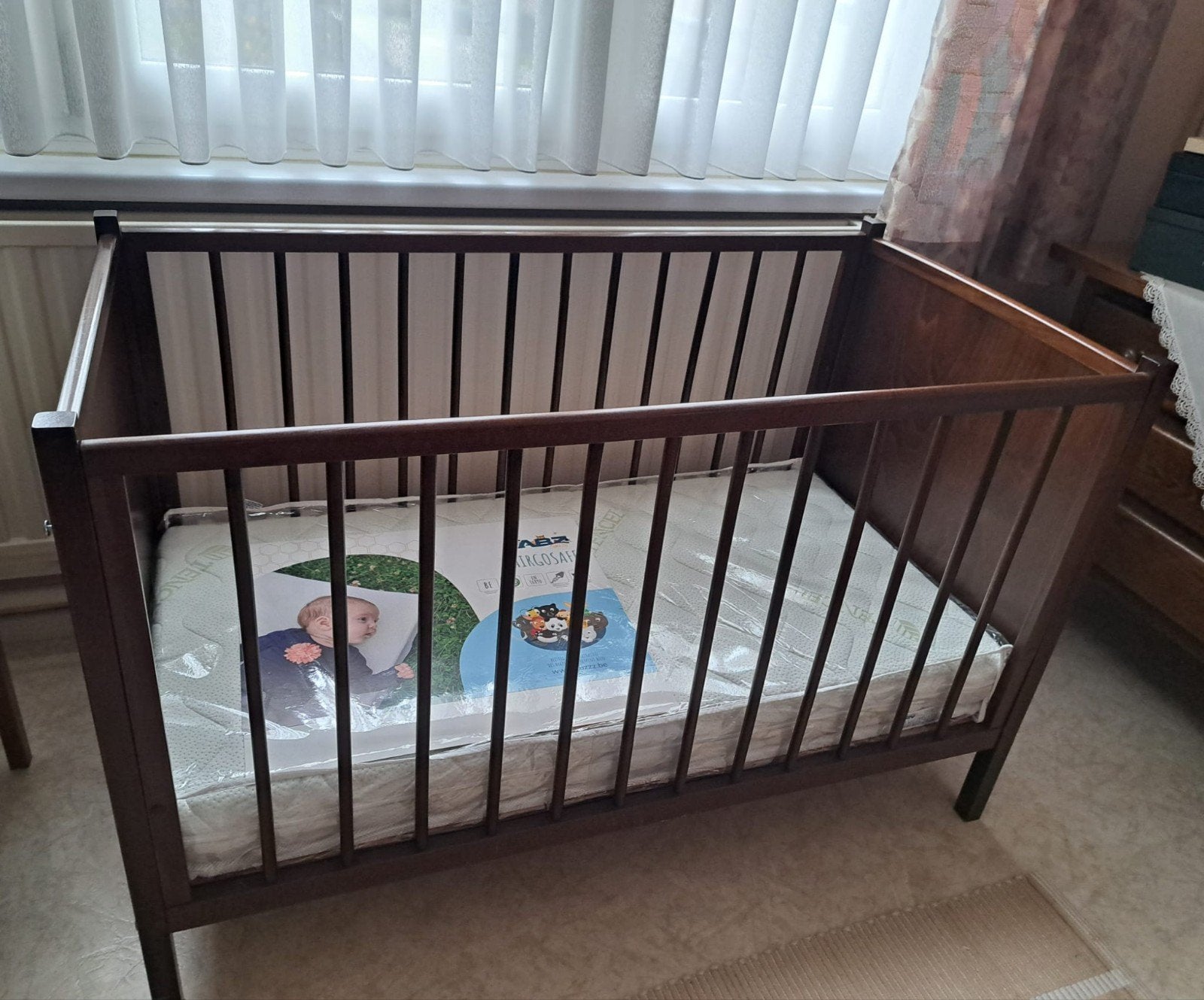 Houten kinderbedje, Enlèvement