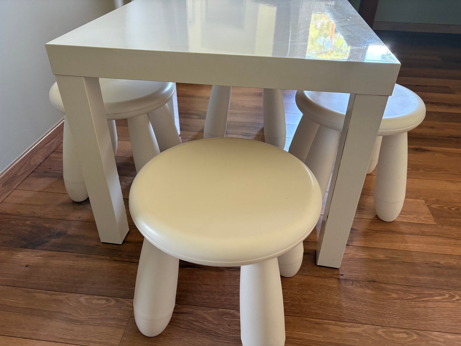 Kindertafeltje ikea en 4 stoeltjes/krukjes, Enlèvement, Utilisé, Table(s) et Chaise(s)