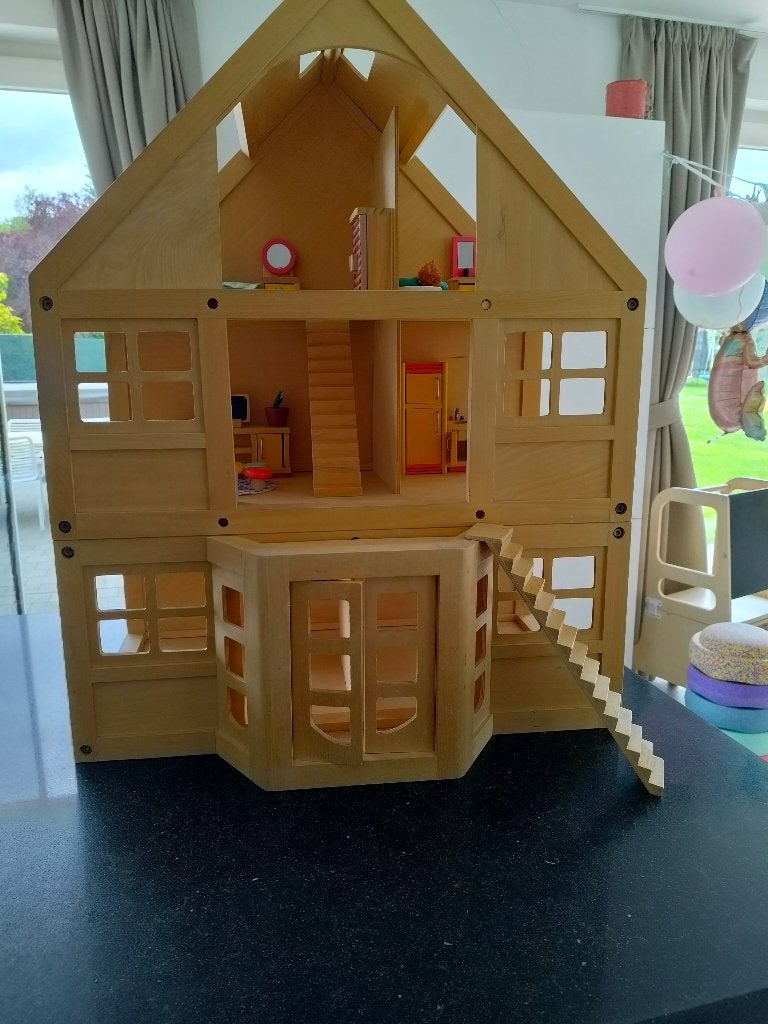 Houten poppenhuis met meubels en popjes, Ophalen, Gebruikt, Poppenhuis