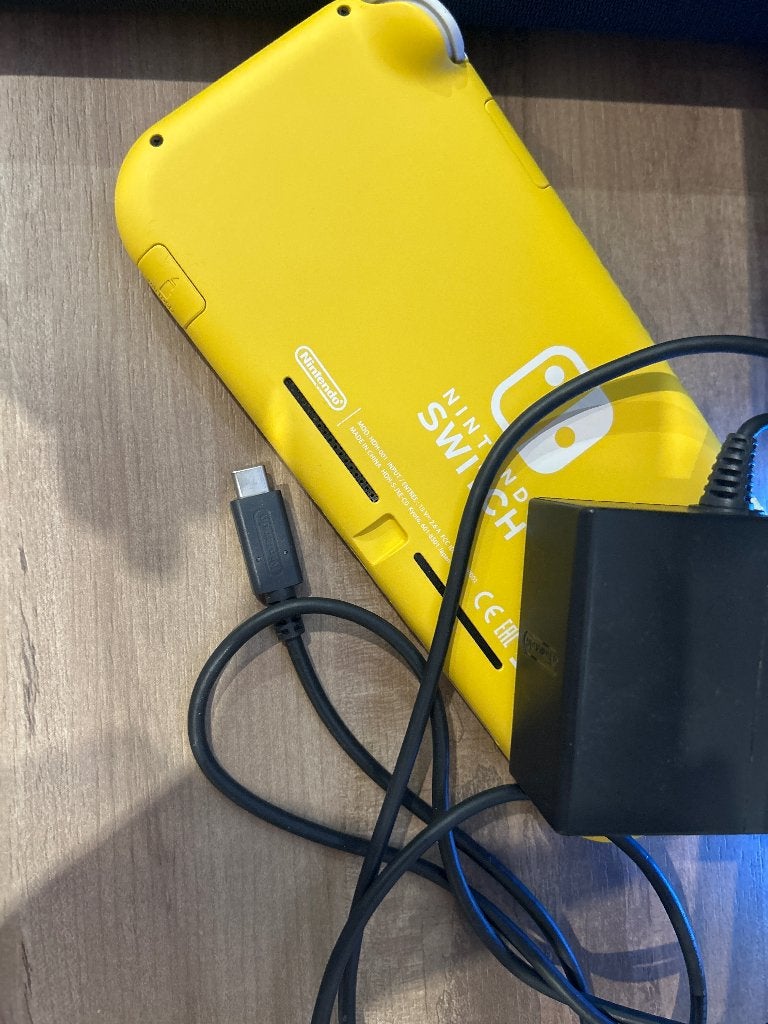 Nintendo switch lite jaune avec c, Games en Spelcomputers, Ophalen, Geel, Gebruikt