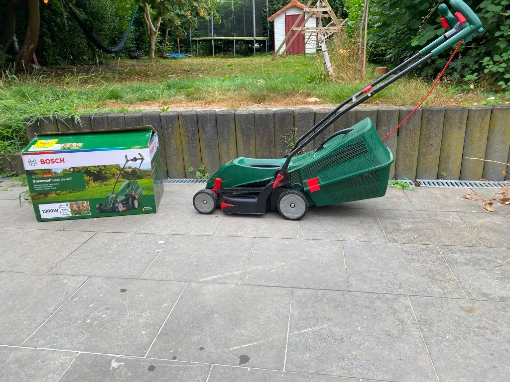 Tondeuse Bosch UniversalRotak 34-405 – très peu utilisée, Jardin & Terrasse, Tondeuses à gazon, Neuf, 30 à 39 cm, Enlèvement, Bac de ramassage