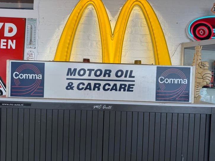 Comma Motor Oil & Car Care Lichtbak - Vintage Reclame