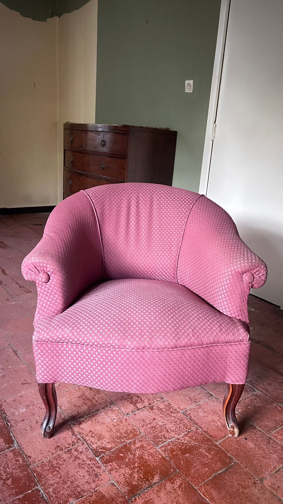 Fauteuil rose vintage avec pieds en bois incurvés, Antiquités & Art, Enlèvement