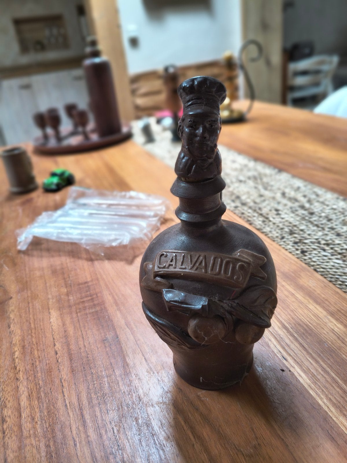 Bouteille de Calvados normand en grès, Enlèvement